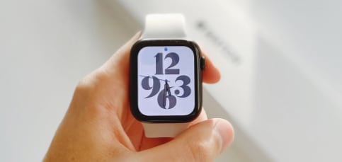 ¿Cómo desenlazar el Apple Watch?
